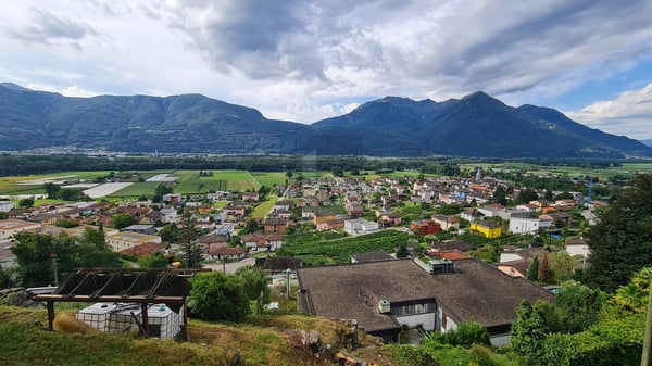 SOLEGGIATO E TRANQUILLO CON VISTA 2