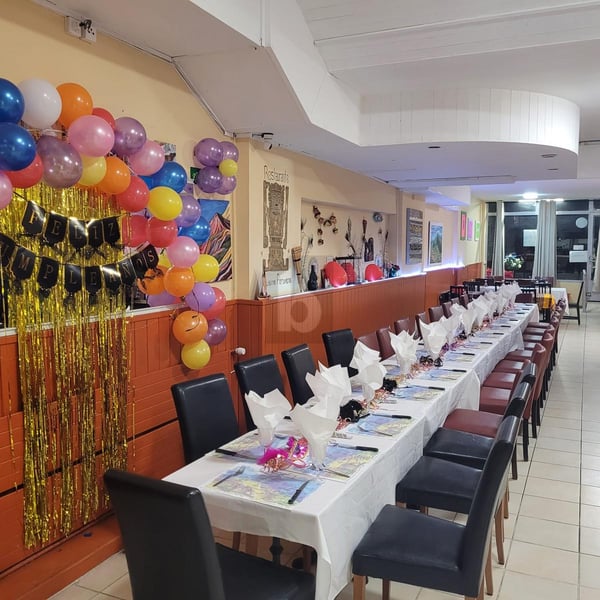 RESTAURANT DANS UN QUARTIER ANIME 1