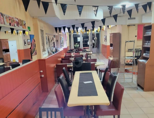 RESTAURANT DANS UN QUARTIER ANIME 2