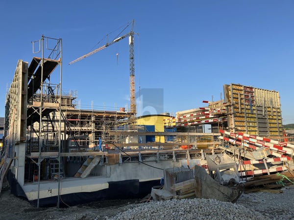 GROSSZÜGIGER NEUBAU MIT AUSREICHEND PARKPLÄTZEN 4