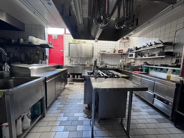 SPACIEUX RESTAURANT AVEC TERRASSE DE 40 PLACES 3