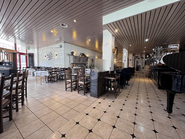 SPACIEUX RESTAURANT AVEC TERRASSE DE 40 PLACES 2