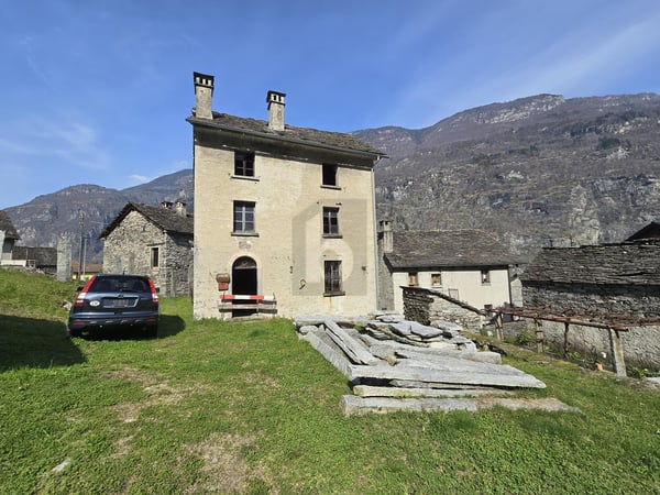 SPAZIOSO E SOLEGGIATO CON AMPIO TERRENO 4