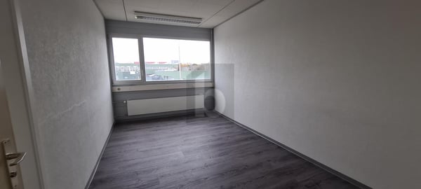 SPACIEUX, EN ZONE INDUSTRIELLE 3