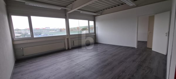 SPACIEUX, EN ZONE INDUSTRIELLE 2