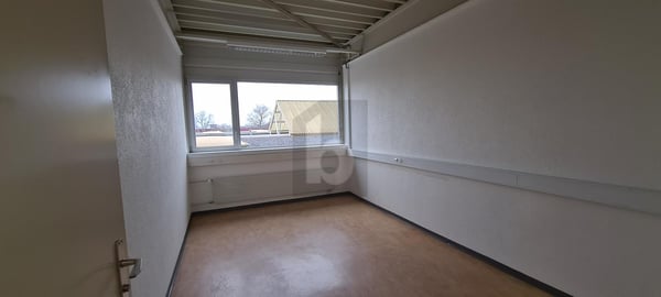 SPACIEUX, EN ZONE INDUSTRIELLE 1