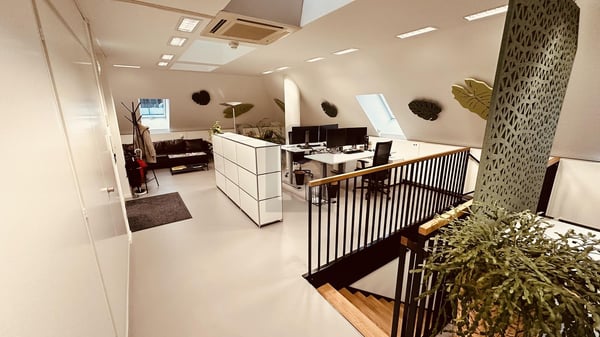 LICHTDURCHFLUTET, GERÄUMIG, MITTEN IN DER STADT 1