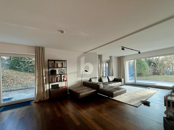 GROSSER EINGEZÄUNTER GARTENSITZPLATZ 2