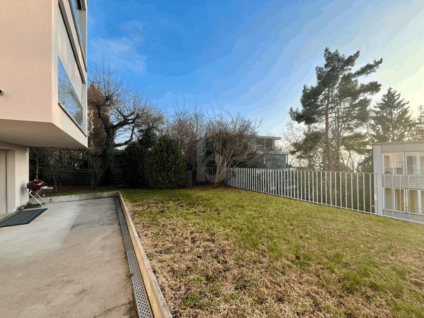 GROSSER EINGEZÄUNTER GARTENSITZPLATZ 5