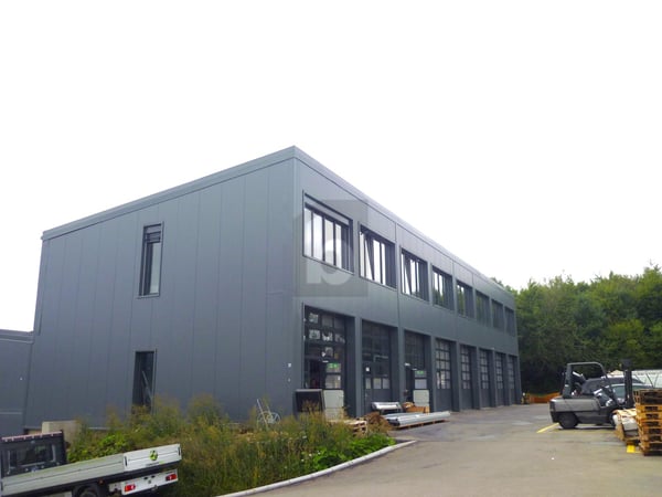 HALLE NEUVE, LUMINEUSE ET DÉGAGÉE 1