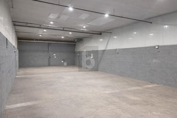 HALLE ARTISANALE AVEC VISIBILITÉ AUTOROUTE 2