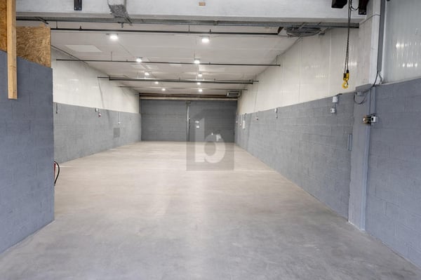 HALLE ARTISANALE AVEC VISIBILITÉ AUTOROUTE 3