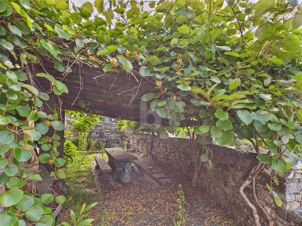 TIPICA CASA TICINESE SOLEGGIATA CON GIARDINO 2