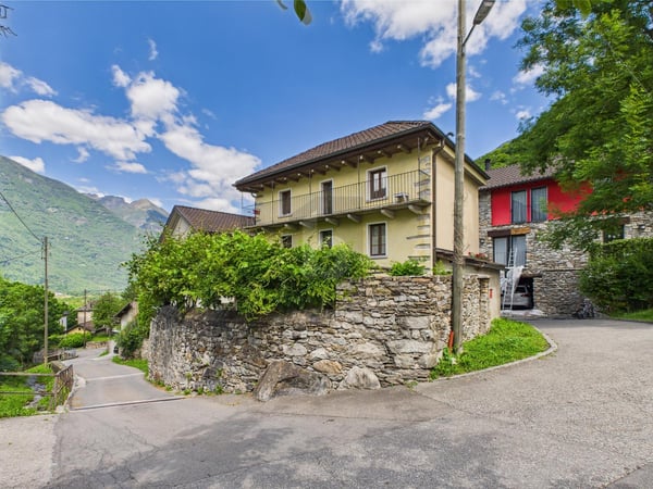 TIPICA CASA TICINESE SOLEGGIATA CON GIARDINO 1