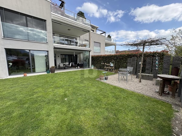 HOCHWERTIG MIT GROSSEM GARTEN UND SITZPLATZ 1