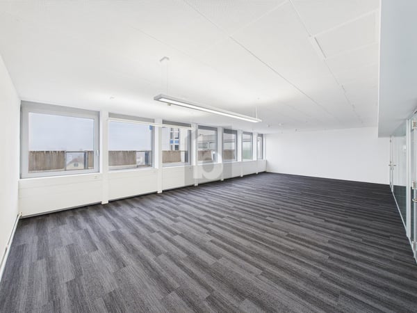 FRISCH RENOVIERT MIT TOP INFRASTRUKTUR (BÜRO 4.02) 2