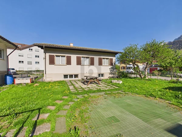 RUHIGES FAMILIENIDYLLE MIT GROSSEM GARTEN 2