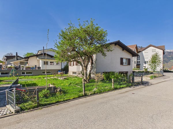 RUHIGES FAMILIENIDYLLE MIT GROSSEM GARTEN 1