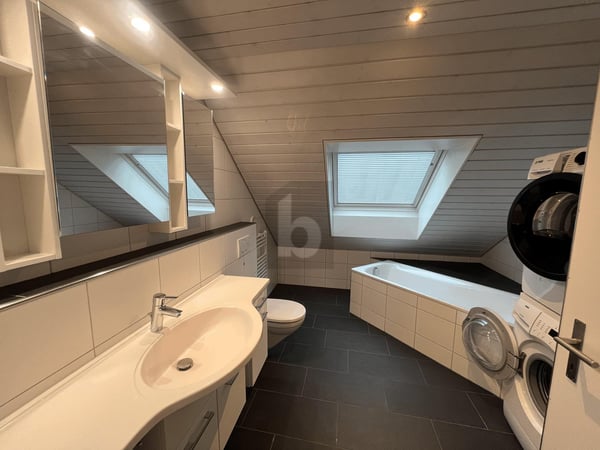 LICHTDURCHFLUTET UND MODERN AN PRIVATER LAGE 3