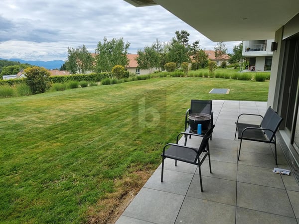 MAGNIFIQUE VUE AVEC GRAND JARDIN 2