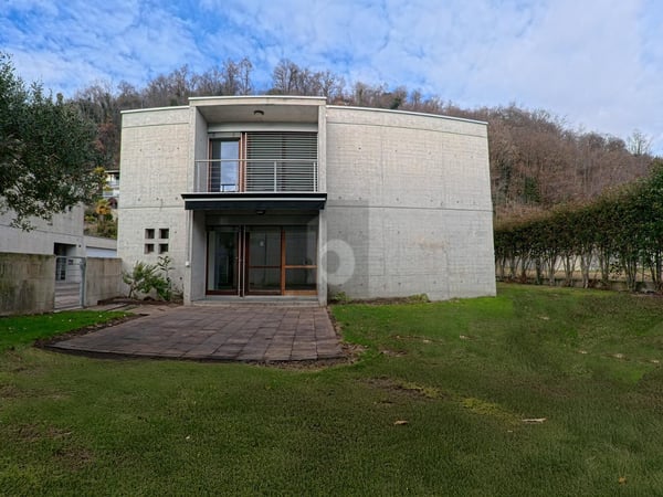 ELEGANTE E SPAZIOSA CON GIARDINO E PISCINA 1
