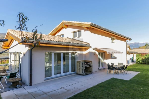 MODERNE, LUMINEUX, VUE MONTAGNES AVEC JACUZZI 1