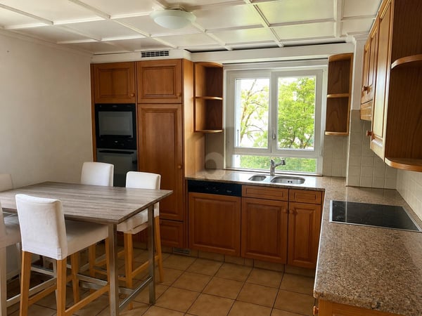 MAISON FAMILIALE AVEC JARDIN ET DOUBLE GARAGE 4
