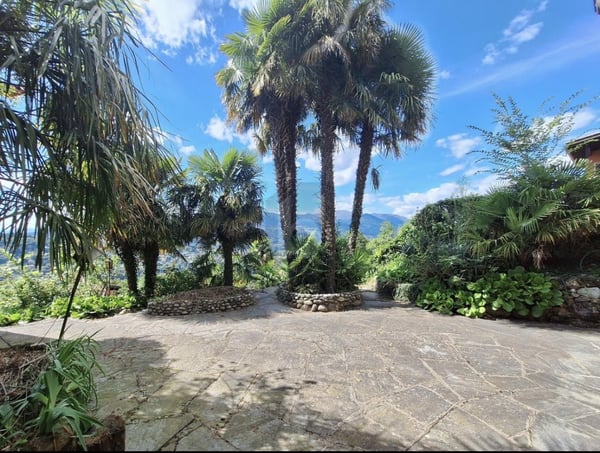 CON GIARDINO ,PISCINA E SAUNA 1