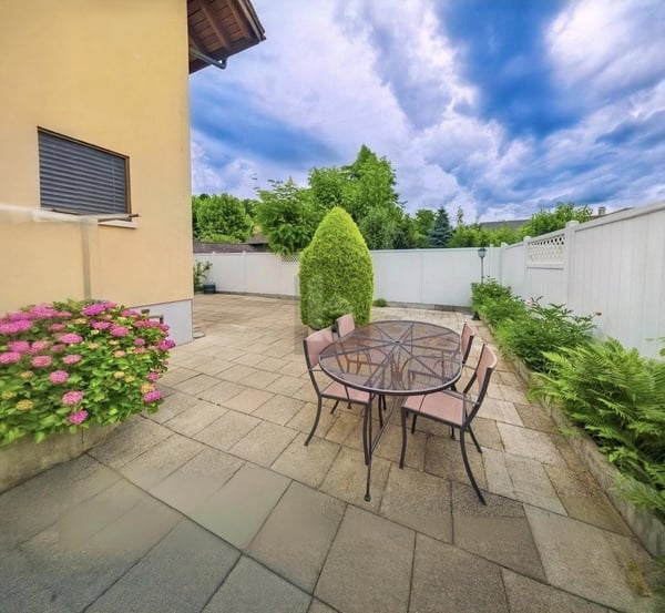 FAMILIENFREUNDLICH MIT SONNIGEM GARTEN 3