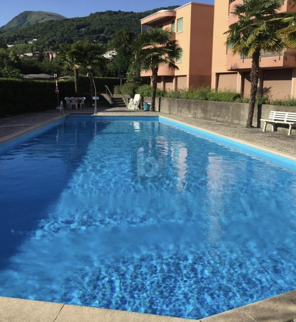 LUMINOSO CON PISCINA 1