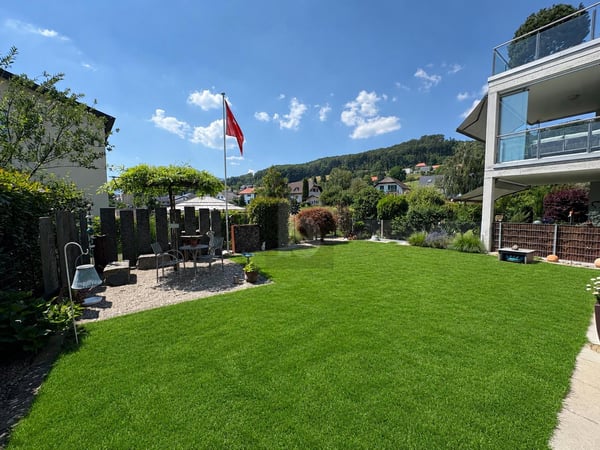 HOCHWERTIG MIT GROSSEM GARTEN UND SITZPLATZ 1