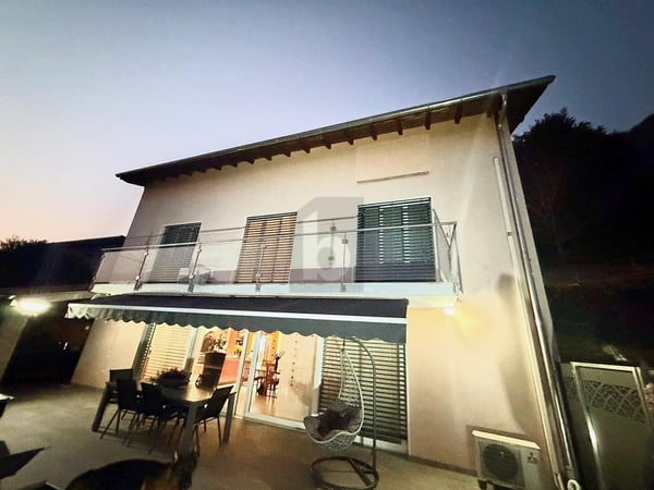 LUMINOSA,AMPIA CON PISCINA E 4 POSTI AUTO 1
