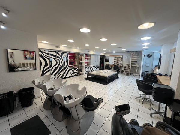SALON DE COIFFURE EN VIEILLE VILLE 2