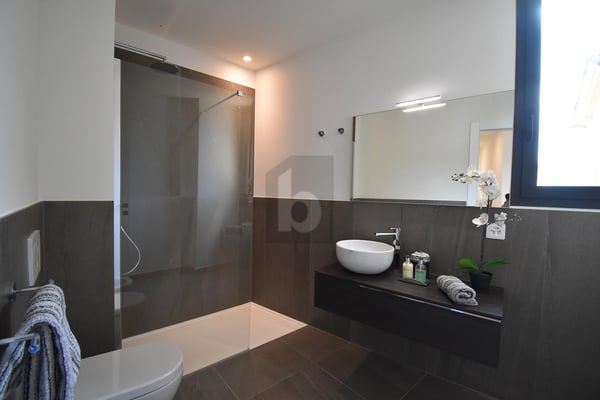 MODERNO ED ELEGANTE IN POSIZIONE SOLEGGIATA 4