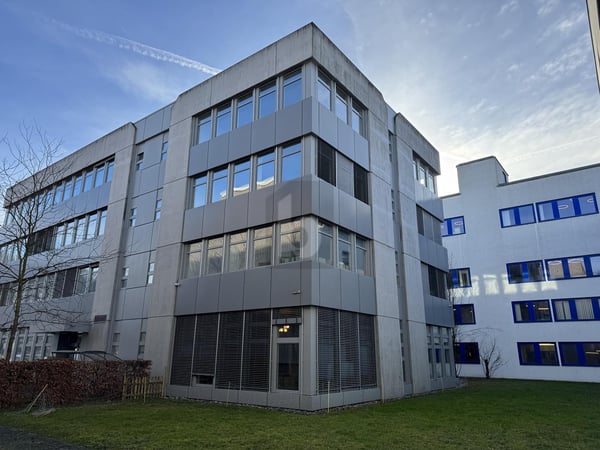 GROSSZÜGIG UND REPRÄSENTATIV, MIT LKW-RAMPEN 1