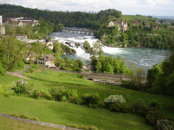 EINZIGARTIGES WOHNEN ÜBER DEM RHEINFALL