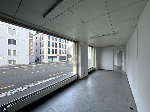 AN TOP LAGE MIT GROSSEM SCHAUFENSTER 2