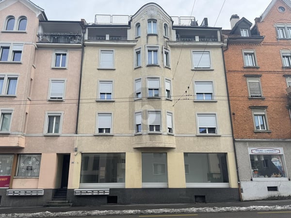 AN TOP LAGE MIT GROSSEM SCHAUFENSTER 1