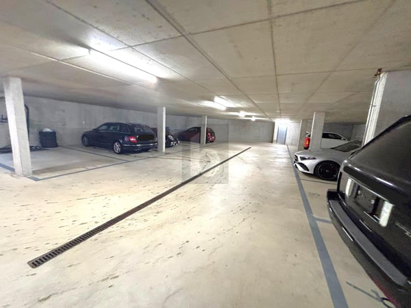 PARKING NEUF EN SOUS-SOL AU CUR DU VILLAGE ! 2