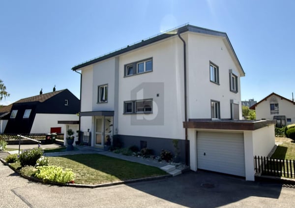 RUHIG UND HELL WOHNEN MIT BALKON UND CHEMINEE