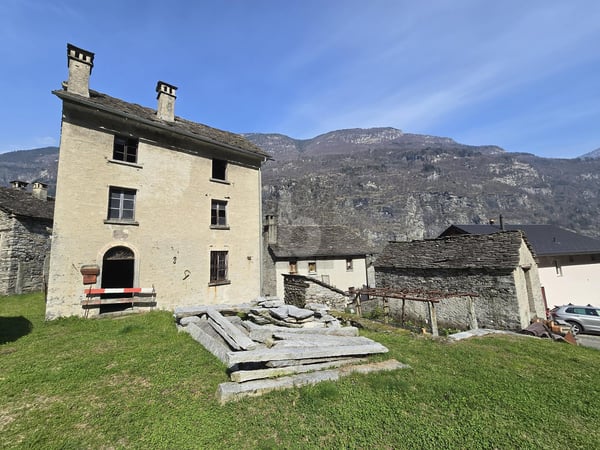 SPAZIOSO E SOLEGGIATO CON AMPIO TERRENO 1