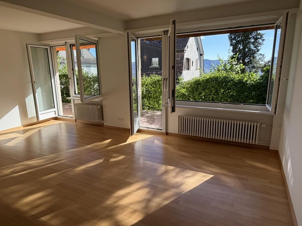 RUHIG AM ZÜRICHBERG: 10 M² SONNENTERRASSE 1
