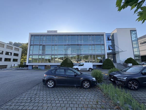 REPRÄSENTATIV MIT GLASFRONT 1