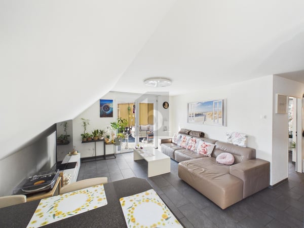 RUHIG MIT LIFT UND VERGLASTEM BALKON 2