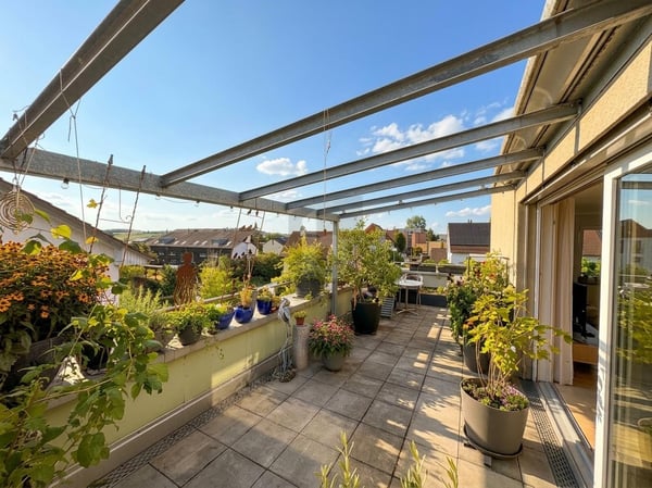 LICHTDURCHFLUTETES ZUHAUSE MIT GROSSEM BALKON