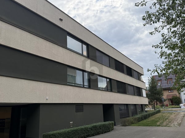 GEHOBENES WOHNAMBIENTE MIT GROSSER LOGGIA