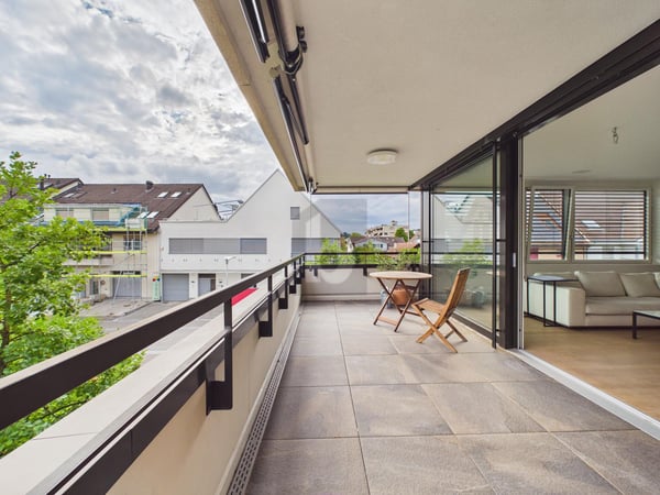 GEHOBENES WOHNAMBIENTE MIT GROSSER LOGGIA