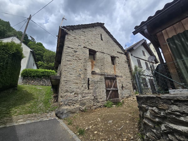 TRANQUILLA E SOLEGGIATA DA RISTRUTTURARE 1