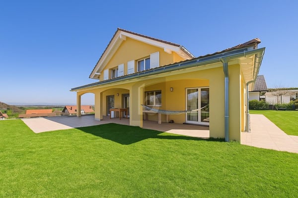 SUPERBE EXTÉRIEUR ET ESPACES DE VIE SPACIEUX 1