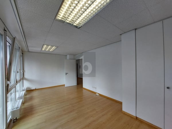BEZUGSBEREITES BÜRO IM BELEBTEN ORTSKERN 3
